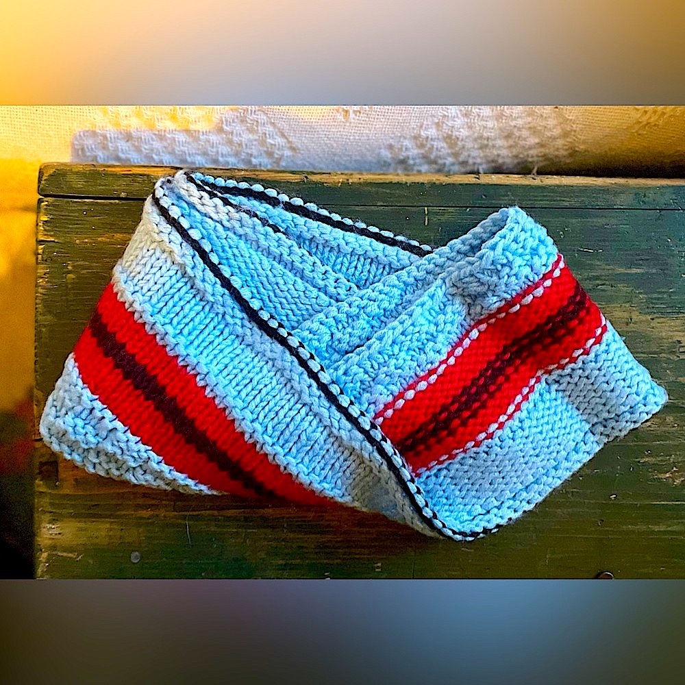 NEW HAND KNIT Bright RED AND BLUE INFINITY SCARF! ♥️
